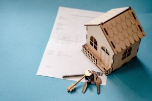 Keys and welcome note on table